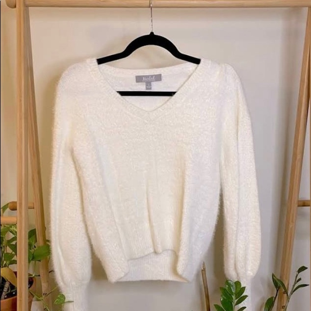 Super cute and comfortable white fluffy cropped sweater